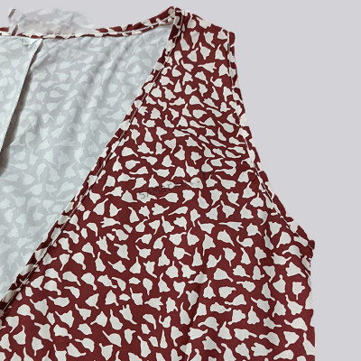 Robe d'été légère motif petit pois blanc pour femmes avec col en V sans manches mode 20237